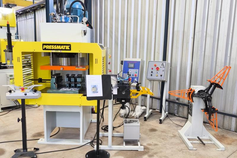 Linha de Estampagem Contínua: Prensa Tipo C com Alimentação Automática